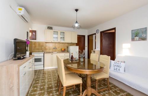 Kastel Stafilic Apartamento | Apartamento para dos personas con una terraza Kastel Stafilic, Kastela (A-16086-a)