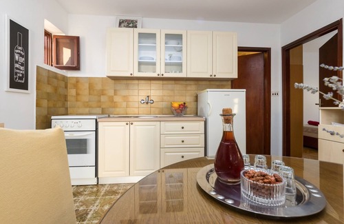Kastel Stafilic Apartamento | Apartamento para dos personas con una terraza Kastel Stafilic, Kastela (A-16086-a)