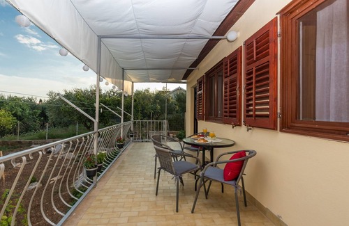 Kastel Stafilic Apartamento | Apartamento para dos personas con una terraza Kastel Stafilic, Kastela (A-16086-a)