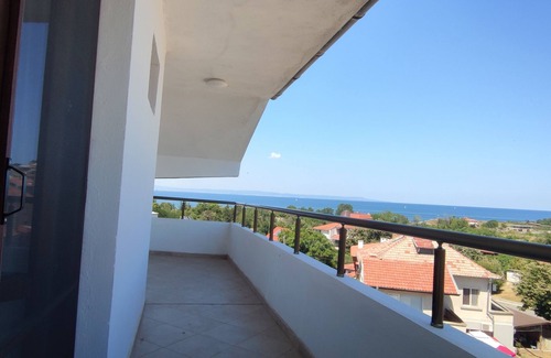Chernomorets Apartamento | Two-Bedroom Apartment with Terrace and Sea View