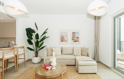 Abu Dhabi Apartamento | Two Bedroom Apartment by Otolo Homes with Free Yas Theme Park Tickets