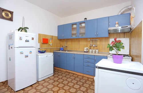 Dugi Rat Apartamento | Apartamento para dos personas con terraza y vista al mar Mali Rat, Omis (A-9698-a)