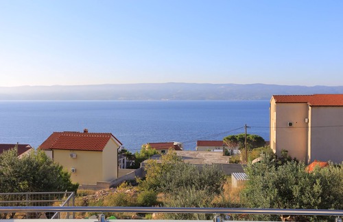 Dugi Rat Apartamento | Apartamento para dos personas con terraza y vista al mar Mali Rat, Omis (A-9698-a)