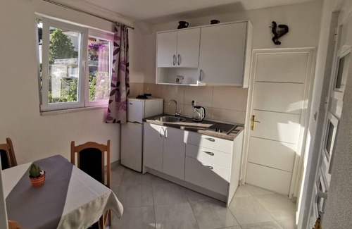 Zivogosce Apartamento | Apartamento para dos personas con balcón y vista al mar Zivogosce - Porat, Makarska (A-16289-d)