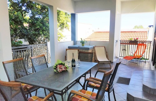 Razanj Apartamento | Apartamento para dos personas con una terraza Razanj, Rogoznica (A-12133-a)