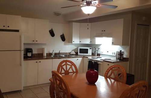 Downtown Gatineau Apartamento | Two-Bedroom Apartment Sweet #4 by Amazing Property Rentals