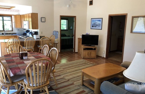 Ketchikan Apartamento | Ketchikan Northern Retreat - Apartamento de dos habitaciones con techos estilo catedral