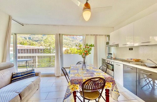 Alpes-Maritimes Apartamento | Two Bedroom Apartment with Balcony and Parking, Near the Sea