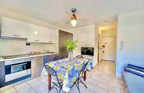 Alpes-Maritimes Apartamento | Two Bedroom Apartment with Balcony and Parking, Near the Sea