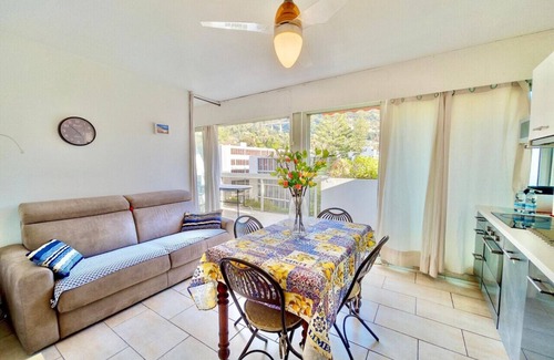 Alpes-Maritimes Apartamento | Two Bedroom Apartment with Balcony and Parking, Near the Sea