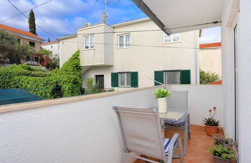 Arbanija Apartamento | Apartamento para dos personas con balcón y vista al mar Arbanija, Ciovo (A-15595-a)