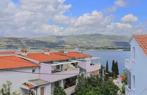 Municipality of Trogir Apartamento | Apartamento para dos personas con terraza y vista al mar Mastrinka, Ciovo (A-4324-a)