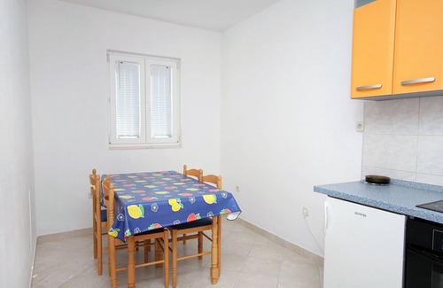 Municipality of Trogir Apartamento | Apartamento para dos personas con balcón y vista al mar Mastrinka, Ciovo (A-4836-b)
