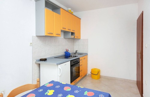 Municipality of Trogir Apartamento | Apartamento para dos personas con balcón y vista al mar Mastrinka, Ciovo (A-4836-b)