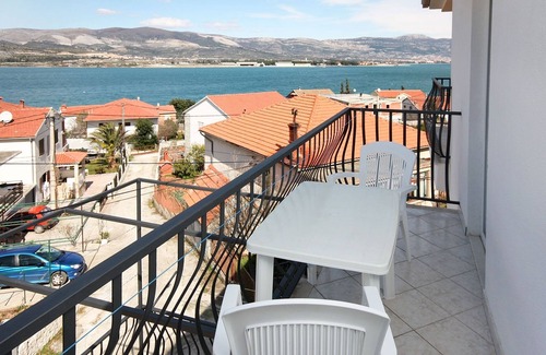 Municipality of Trogir Apartamento | Apartamento para dos personas con balcón y vista al mar Mastrinka, Ciovo (A-4836-b)
