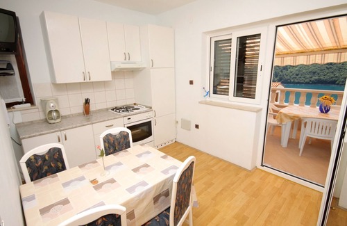 Duga Luka Apartamento | Apartamento para dos personas con terraza y vista al mar Duga Luka (Prtlog), Labin (A-5528-b)