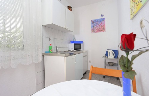Borak Apartamento | Apartamento para dos personas con terraza y vista al mar Omis (A-18919-a)
