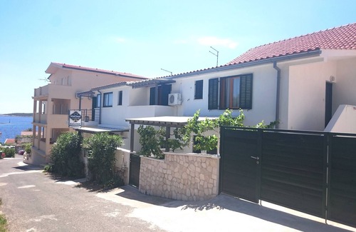 Milna Apartamento | Apartamento para dos personas con una terraza Milna, Vis (A-21183-b)