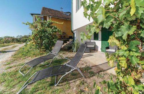 Deutsch Schuetzen-Eisenberg Casa | Two-Bedroom Holiday Home in Eisenberg