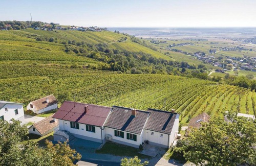 Deutsch Schuetzen-Eisenberg Casa | Two-Bedroom Holiday Home in Eisenberg