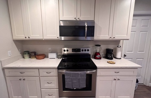 Southeastern Sacramento Casa | Two Bedroom Bungalow with Porch & Native Garden