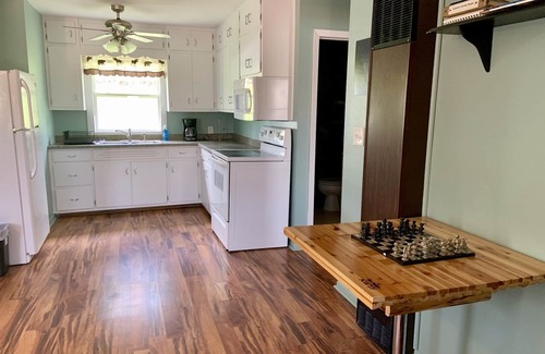 Hot Springs Cabina | Two bedroom cabin, private lake, pet friendly