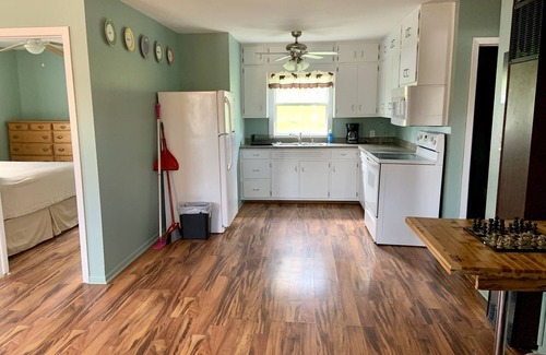 Hot Springs Cabina | Two bedroom cabin, private lake, pet friendly