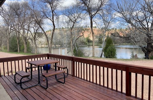 Hot Springs Cabina | Two bedroom cabin, private lake, pet friendly