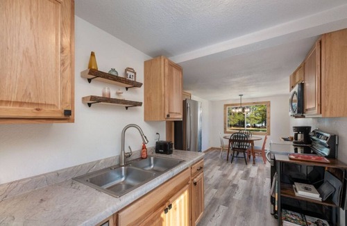 Rhinelander Cabina | Two bedroom calming cabin resting amongst turn of the century oak and pine.