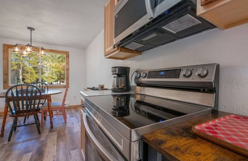 Rhinelander Cabina | Two bedroom calming cabin resting amongst turn of the century oak and pine.