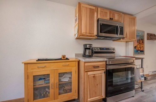 Rhinelander Cabina | Two bedroom calming cabin resting amongst turn of the century oak and pine.