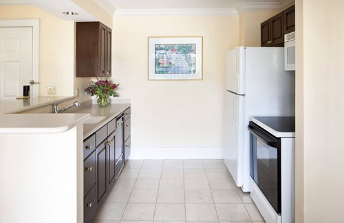 South Rehoboth Apartamento | Two-Bedroom Club Suite | Full Kitchen & Balcony