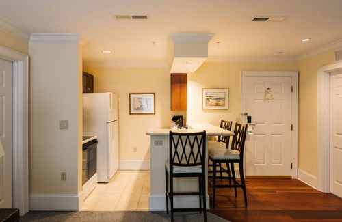 South Rehoboth Apartamento | Two-Bedroom Club Suite | Full Kitchen & Balcony