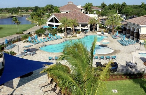 Naples Condominio | Two bedroom condo in a gated community with private golf course