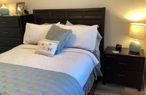 Naples Condominio | Two bedroom condo in a gated community with private golf course
