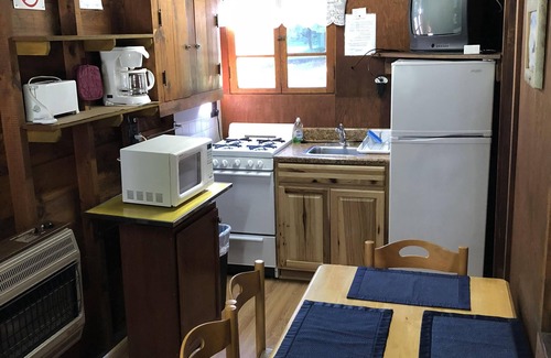 Ray Brook Cabaña | Cabaña de dos dormitorios - Propiedad / operación familiar desde 1923.