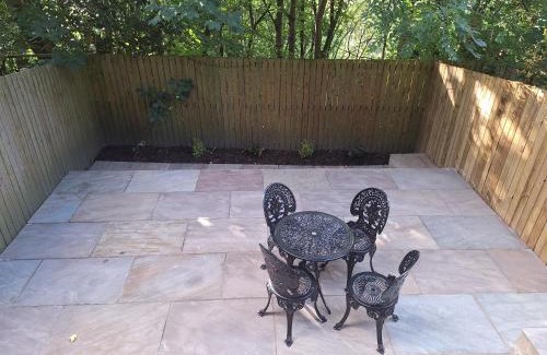 Ingrow Casa | Two-bedroom Cottage - Sandstone Garden Patio - Free Parking - Pets Welcome