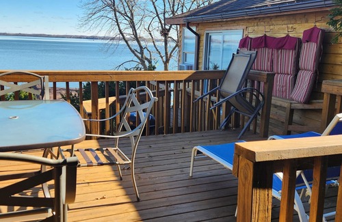 Stoughton Cabaña | Casa de dos dormitorios con excelentes vistas al lago!
