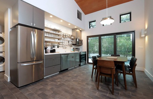 Captiva Condominio | Two Bedroom Duplex, Located Only 7 Houses Away from The Gulf of Mexico! Bay Breeze