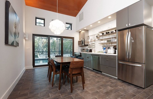 Captiva Condominio | Two Bedroom Duplex, Located Only 7 Houses Away from The Gulf of Mexico! Beach Breeze