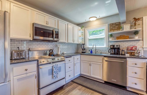 Snohomish Casa | Two Bedroom Farmhouse with Hot Tub in Snohomish