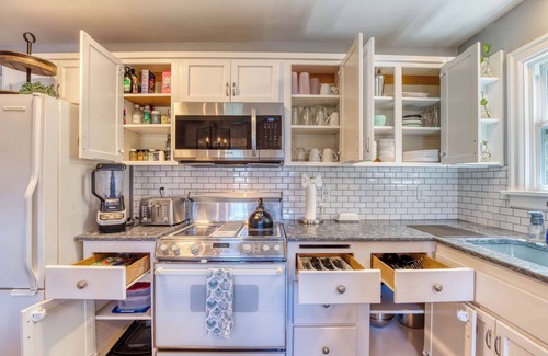 Snohomish Casa | Two Bedroom Farmhouse with Hot Tub in Snohomish