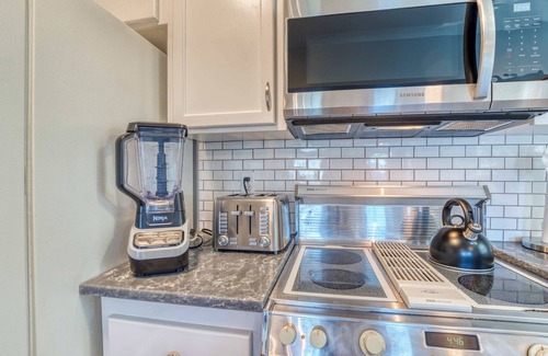 Snohomish Casa | Two Bedroom Farmhouse with Hot Tub in Snohomish