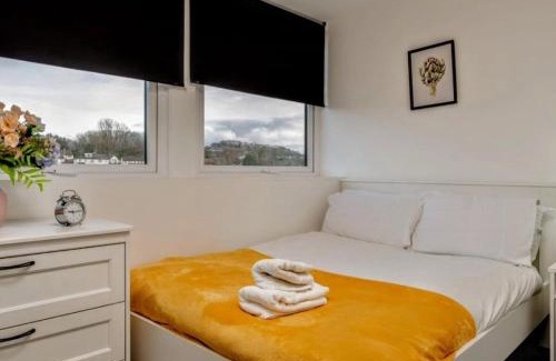 Yeadon Apartamento | Two Bedroom Flat by Brookland Stays Serviced Accommodation Short Lets Leeds with Free WiFi