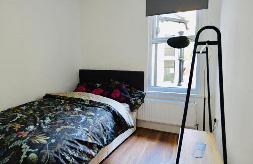 Green Street East Apartamento | Two bedroom flat near transport & shops