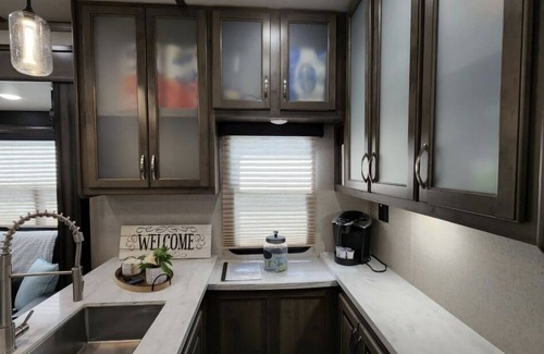 River Ranch Casa | Two bedroom Glamping RV fully stocked/ golf cart