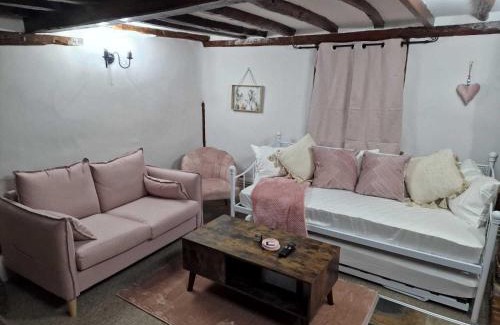 Sudbury Casa | Two Bedroom Grade ll Cottage At AZ Luxury Stays Honey Horsefield With WiFi And Free Parking