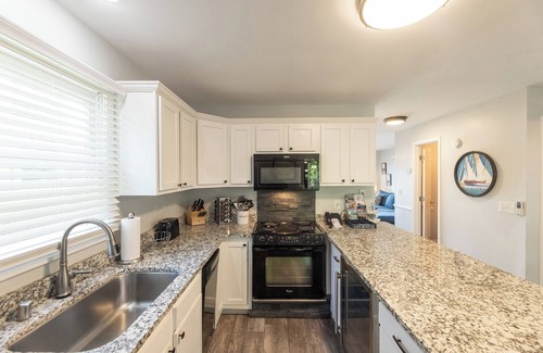 Grand Rivers Condominio | Two Bedroom Harbor View Condo
