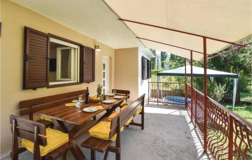 Blato na Cetini Casa | Two-Bedroom Holiday Home In Blato Na Cetini