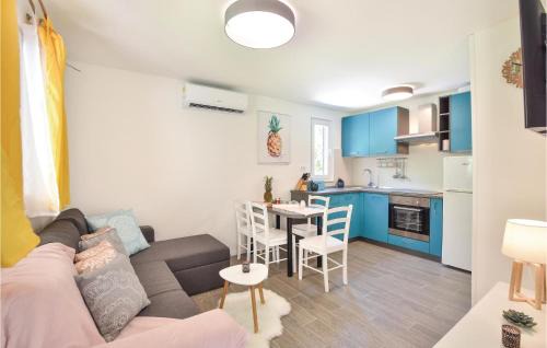 Blato na Cetini Casa | Two-Bedroom Holiday Home In Blato Na Cetini